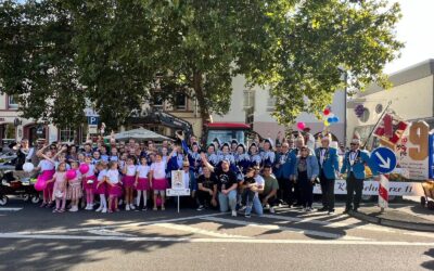 Mit Stolz und Schwung ins Jubiläumsjahr: Die Schwarze Elf beim Winzerfestumzug 2025